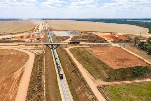 Vista de drone de vagões carregados com brita durante obra de construção da Ferrovia Senador Vicente Emíli