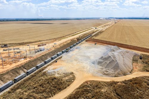 Vista de drone de vagões carregados com brita durante obra de construção da Ferrovia Senador Vicente Emíli