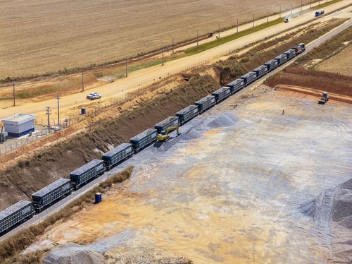 Vista de drone de vagões carregados com brita durante obra de construção da Ferrovia Senador Vicente Emíli