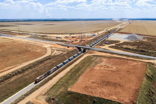 Vista de drone de vagões carregados com brita durante obra de construção da Ferrovia Senador Vicente Emíli