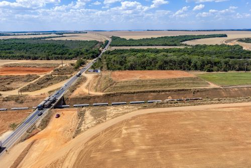 Vista de drone de vagões carregados com brita durante obra de construção da Ferrovia Senador Vicente Emíli