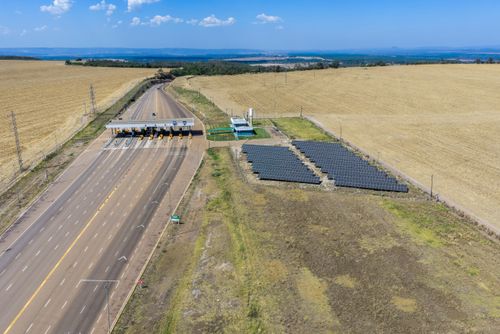 Vista de drone de praça de pedágio na Rodovia MT-130 no destaque placas solares 