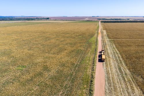 Vista de drone de caminhão graneleiro com carroceria dupla para transporte de milho