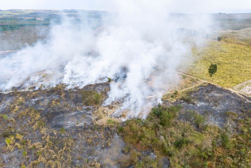 Vista de drone de incêndio criminoso iniciado no antigo lixão municipal e que se alastrou para propriedades 