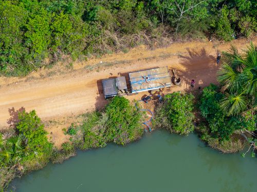 Crime ambiental - caminhão-pipa captando água da represa construída na nascente do rio da Casca - APP Área