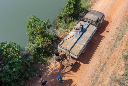 Crime ambiental - caminhão-pipa captando água da represa construída na nascente do rio da Casca - APP Área