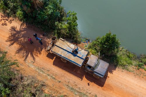 Crime ambiental - caminhão-pipa captando água da represa construída na nascente do rio da Casca - APP Área