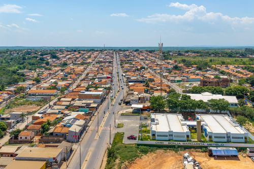 Vista de drone de moradias - Avenida Um e CMEI Centro Municipal de Educação Infantil Sonja Margarida Matelo