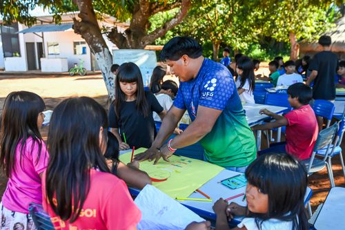 Crianças indígenas da etnia Waurá aldeia Piyulaga em atividade externa - Parque Indígena do Xingu
