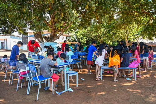 Crianças indígenas da etnia Waurá aldeia Piyulaga em atividade externa - Parque Indígena do Xingu