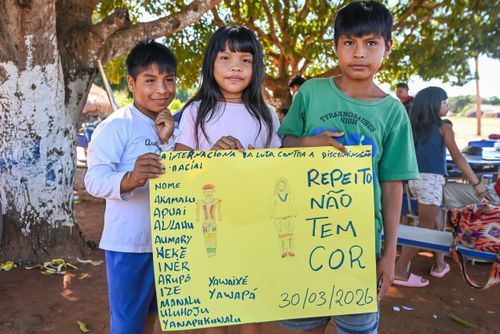 Crianças indígenas Waurá da aldeia Piyulaga mostando trabalho de atividade externa - Parque Indígena do Xi