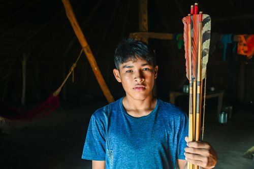 Jovem indígena da etnia Waurá da aldeia Piyulaga segurando flechas - Parque Indígena do Xingu