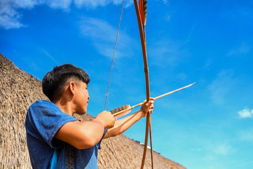 Jovem indígena da etnia Waurá da aldeia Piyulaga testando seu arco e flecha - Parque Indígena do Xingu