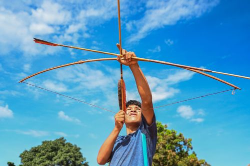 Jovem indígena da etnia Waurá da aldeia Piyulaga testando seu arco e flecha - Parque Indígena do Xingu