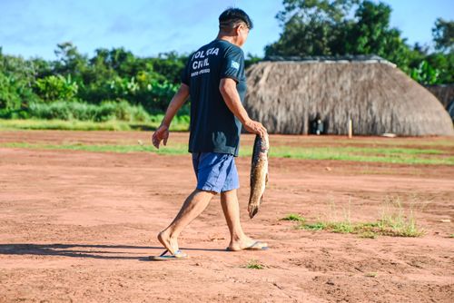Indígena Waurá da aldeia Topepeweke levando peixe para casa - Parque Indígena do Xingu