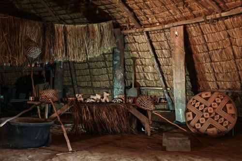 Interior de casa tradicional Waurá da aldeia Piyulaga com objetos carcaterísicos  - Parque Indígena do Xing