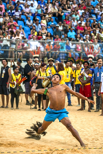 Índio em prova de arremesso de lança no 1º Jogos Mundiais dos Povos Indígenas - 