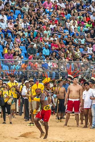 Índio em prova de arremesso de lança no 1º Jogos Mundiais dos Povos Indígenas - índio da etnia Xerente 