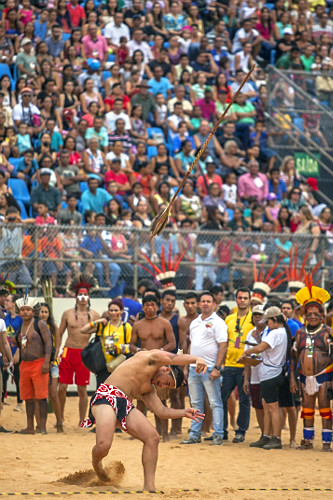 Índio em prova de arremesso de lança no 1º Jogos Mundiais dos Povos Indígenas - índio Maori da Nova Zelâ