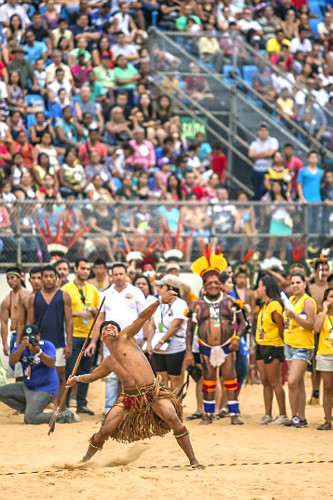 Índio em prova de arremesso de lança no 1º Jogos Mundiais dos Povos Indígenas - índio da etnia Pataxó