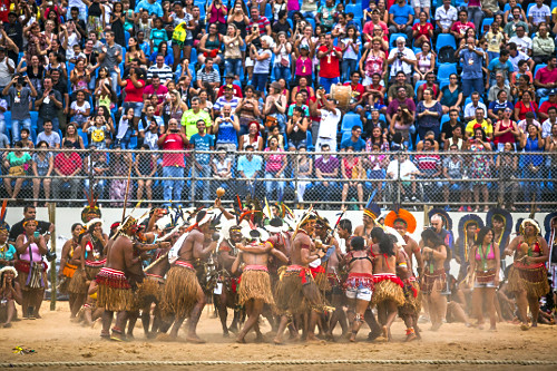 Índios comemorando vitória da prova de arremesso de lança no 1º Jogos Mundiais dos Povos Indígenas - índ