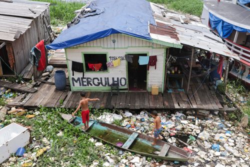 Vista de cima de lixo acumulado no rio Negro