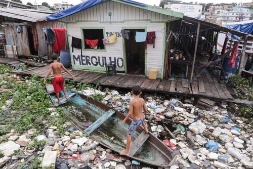 Vista de cima de lixo acumulado no rio Negro