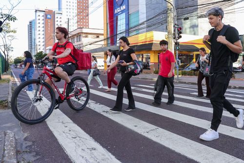 Pessoas atravessando na faixa de pedestres na Avenida Djalma Batista
