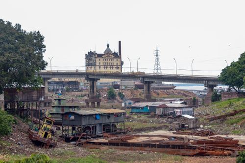 Casas flutuantes no Rio Negro seco no período de estiagem no bairro do São Raimundo e Ponte Senador Lucena e