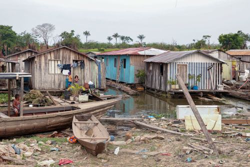 Casas flutuantes no Rio Negro seco no período de estiagem 