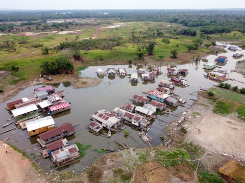 Vista de drone de casas flutuantes no Rio Negro seco no período de estiagem 
