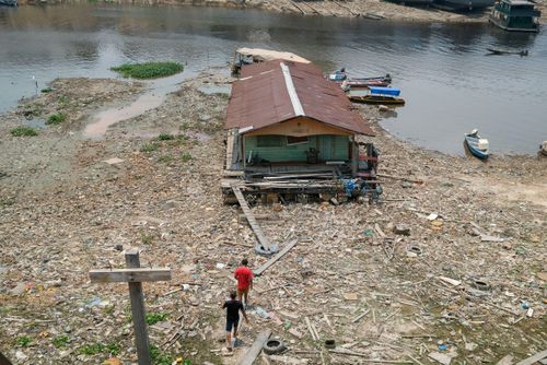 Vista de drone de casa flutuante no Rio Negro durante a seca no Rio Negro