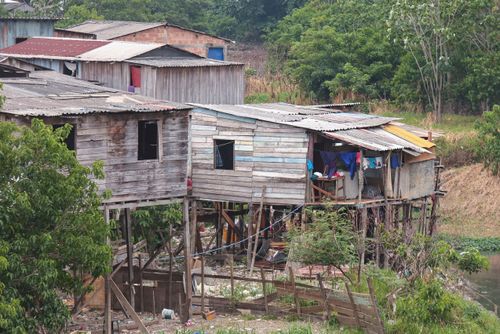 Palafitas na margem do Igarapé do Mindú durante seca dos rios