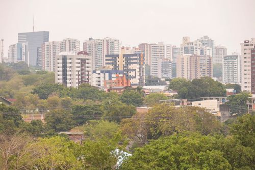 Cidade encoberta por fumaça das queimadas