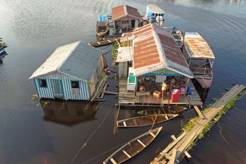 Vista de drone de moradias flutuantes no rio Negro durante a seca na região
