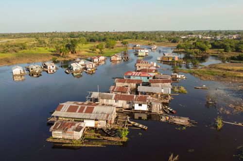Vista de drone de moradias flutuantes no rio Negro durante a seca na região