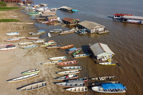 Vista de drone de moradias flutuantes durante seca - Rio Amazonas