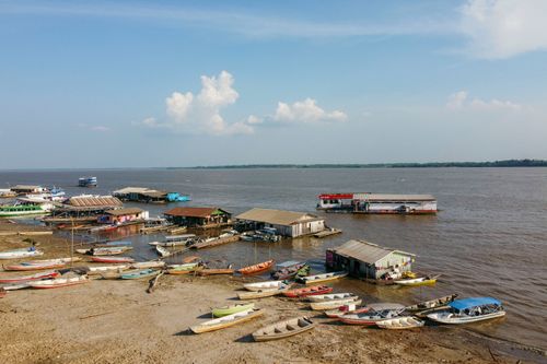 Vista de drone de moradias flutuantes durante seca - Rio Amazonas