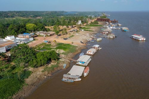 Vista de drone de moradias flutuantes durante seca - Rio Amazonas