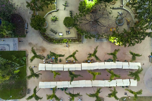 Vista noturna de drone de barracas na Praça Antero de Quental - bairro Leblon