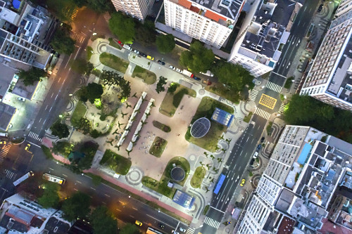 Vista noturna de drone da Praça Antero de Quental - bairro Leblon