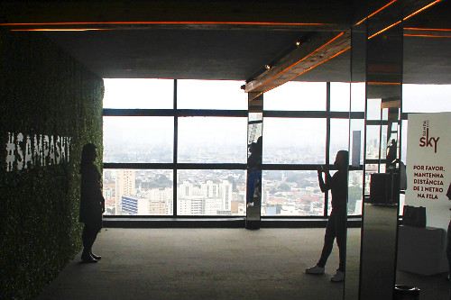 Visitantes na entrada do Sampa Sky - edifício Mirante do Vale - o mais alto do centro histórico - mirantes d