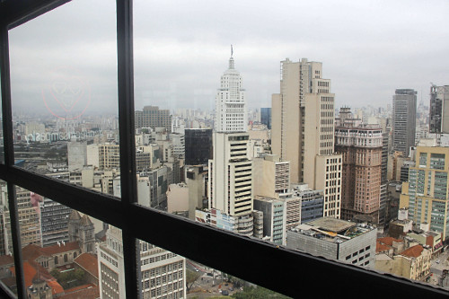Vista a partir da janela do Sampa Sky do centro histórico da cidade com destaque para Edifício Altino Arante