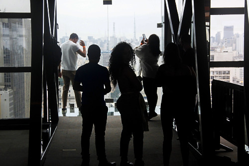 Visitantes no deck do Sampa Sky - edifício Mirante do Vale - o mais alto do centro histórico - mirantes de v
