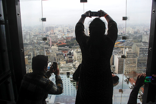 Visitantes fotografando no deck leste do Sampa Sky - edifício Mirante do Vale - o mais alto do centro histór