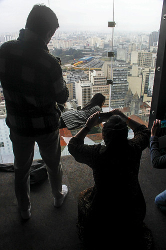Visitantes fotografando com celular no deck leste do Sampa Sky - edifício Mirante do Vale - o mais alto do ce