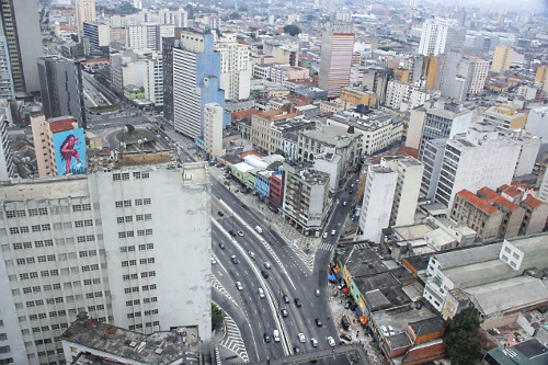 Vista de cima da avenida Prestes Maia a partir do piso e paredes transparentes de um deck do Sampa Sky no cent
