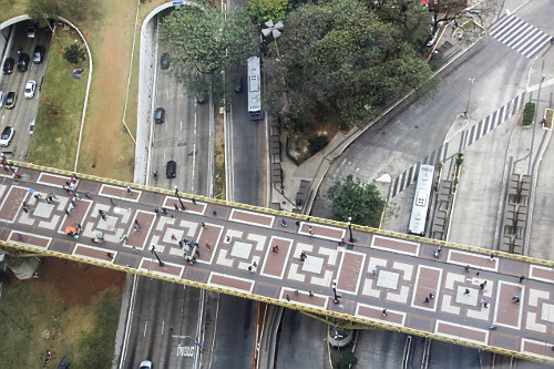 Vista do viaduto Santa Ifigênia a partir do piso transparente do deck sul do Sampa Sky - centro histórico - 