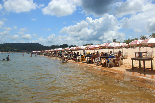 Pessoas na praia fluvial Ilha do Amor - Alter do Chão - só aparece nos períodos de seca - Rio Tapajós - Vi