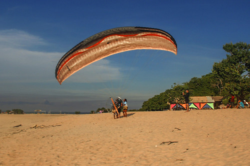 Pessoa decolando em paramotor - Praia Ponta de Pedras - Alter do Chão -